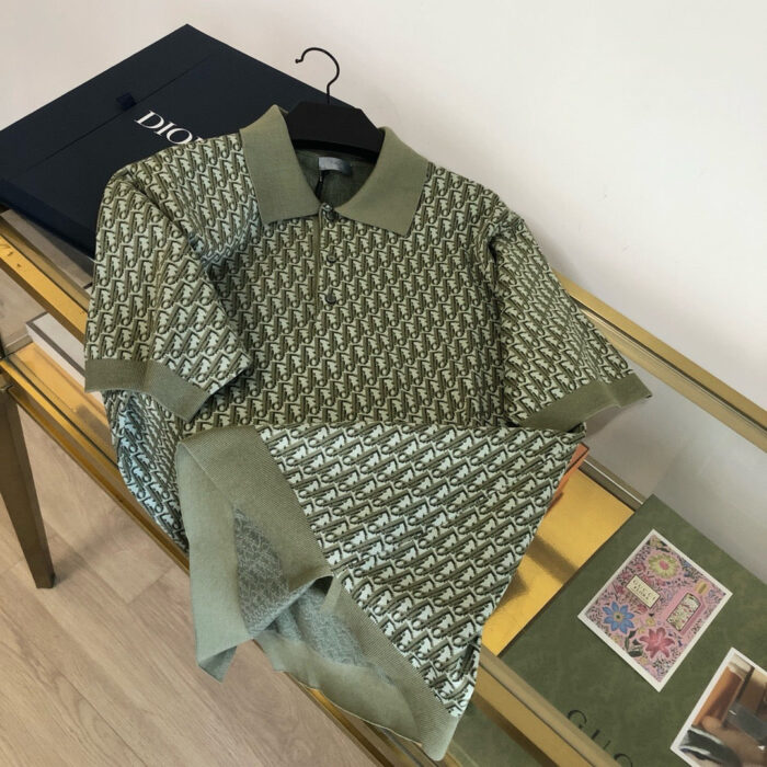 Camicia polo di lusso con design geometrico, su tavolo elegante con packaging DIOR.