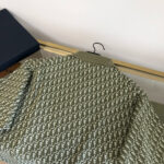 Giacca verde oliva elegante, con texture raffinata, perfetta per look casual e formali.