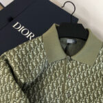 Camicia polo verde oliva Dior con logo discreto e dettagli di alta qualità.