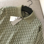 Poloshirt verde con pattern moderno, colletto a contrasto, stile casual e versatile.