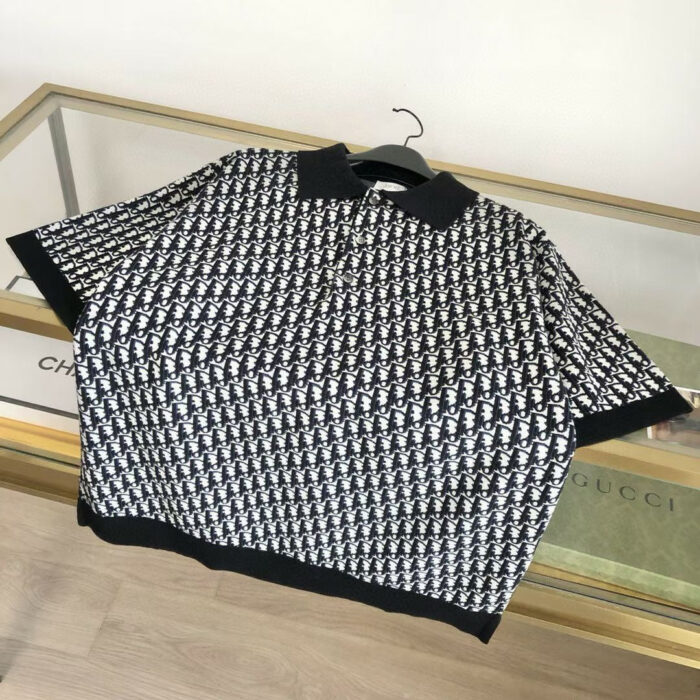 Poloshirt di lusso nero e bianco, moderno e versatile, perfetto per ogni occasione elegante o casual.