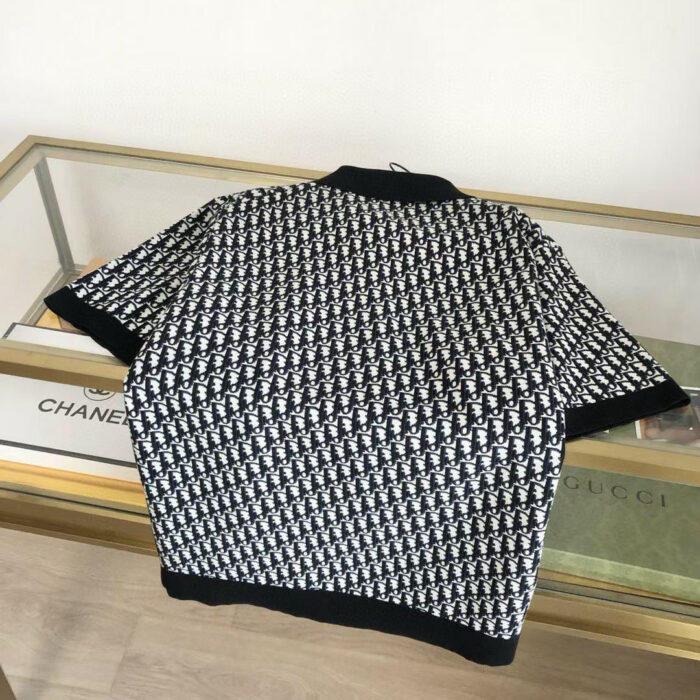 Maglietta polo elegante con motivo geometrico e dettagli sofisticati, su superficie di vetro di lusso.