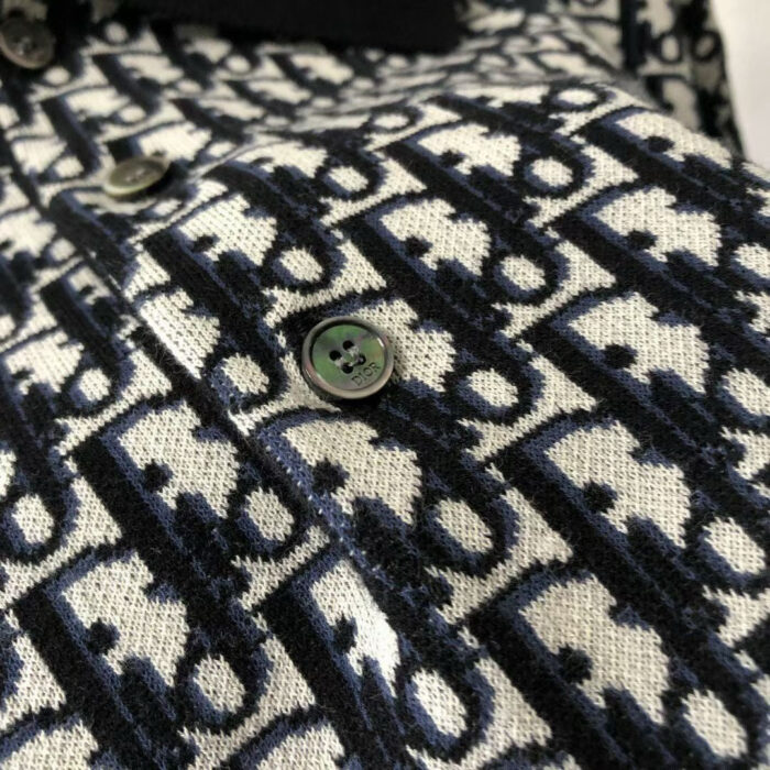 Tessuto a pattern con bottoni verde muto, stile moderno e classico, dettagli di alta qualità.