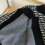 Camicia di lusso con colletto angolare, pattern grafico e dettagli in tessuto morbido e raffinato.