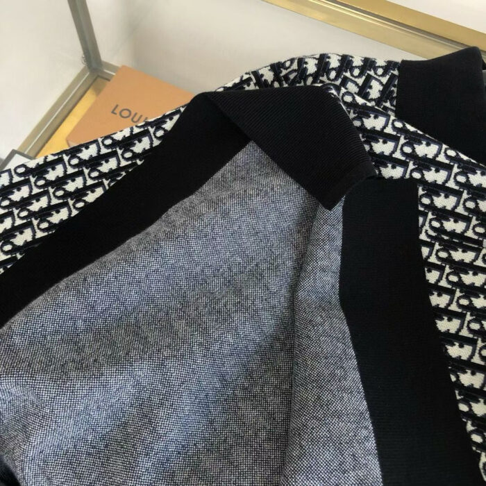 Camicia di lusso con colletto angolare, pattern grafico e dettagli in tessuto morbido e raffinato.