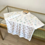 Camicia polo colorata con motivi iconici, design moderno e stile giovane e trendy.