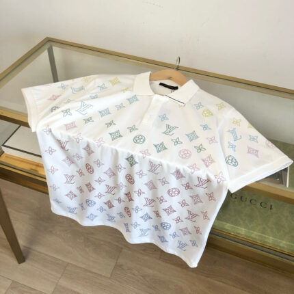 Camicia polo colorata con motivi iconici, design moderno e stile giovane e trendy.
