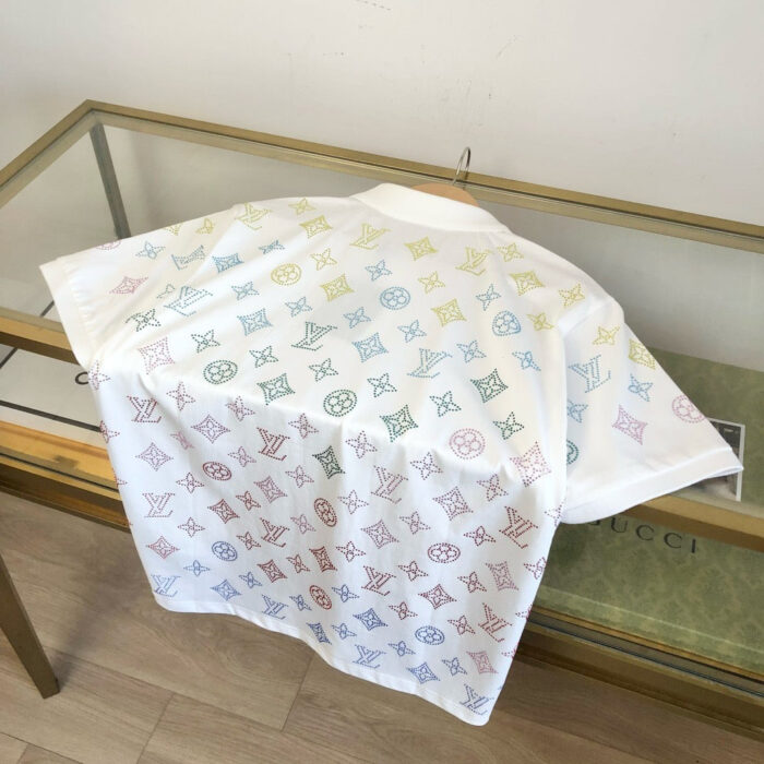 Camicia bianca con motivi pastello su tavolo moderno, stile casual e raffinato.