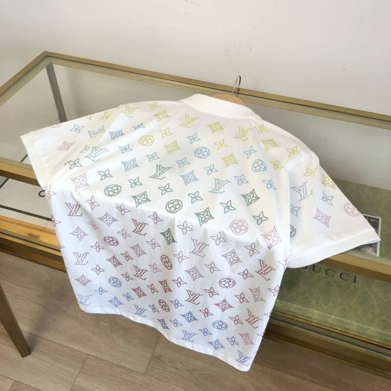 Camicia bianca con motivi pastello su tavolo moderno, stile casual e raffinato.