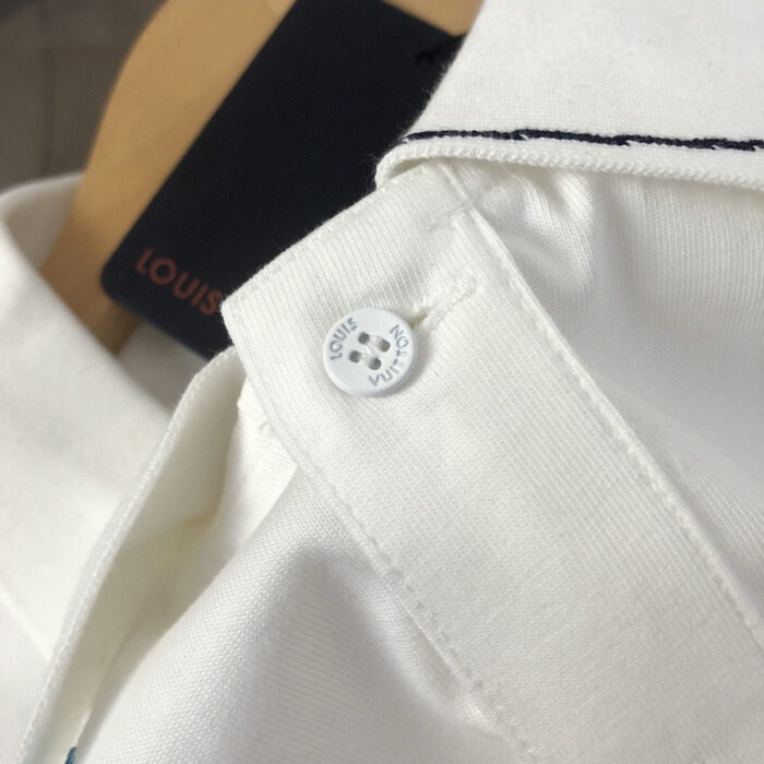 Camicia bianca elegante con colletto sagomato, dettaglio di alta qualità, firma Louis.