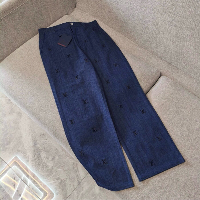 Pantaloni navy eleganti con logo designer, vestibilità over size, perfetti per ogni occasione.