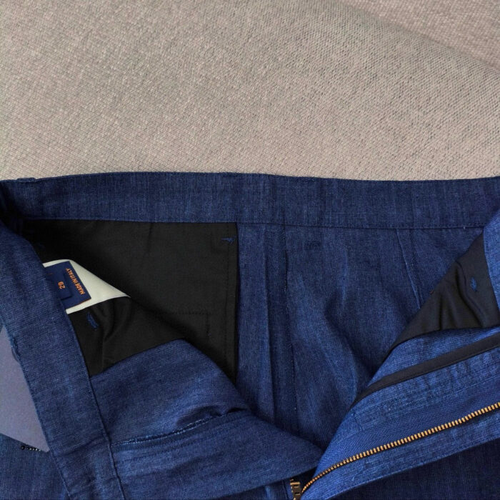 Giacca denim navy con dettagli neri e interno blu, fasciante e di stile elegante e casual.