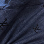 Tessuto navy con logo LV ricamato, elegante e di alta qualità, dettaglio di moda di lusso.