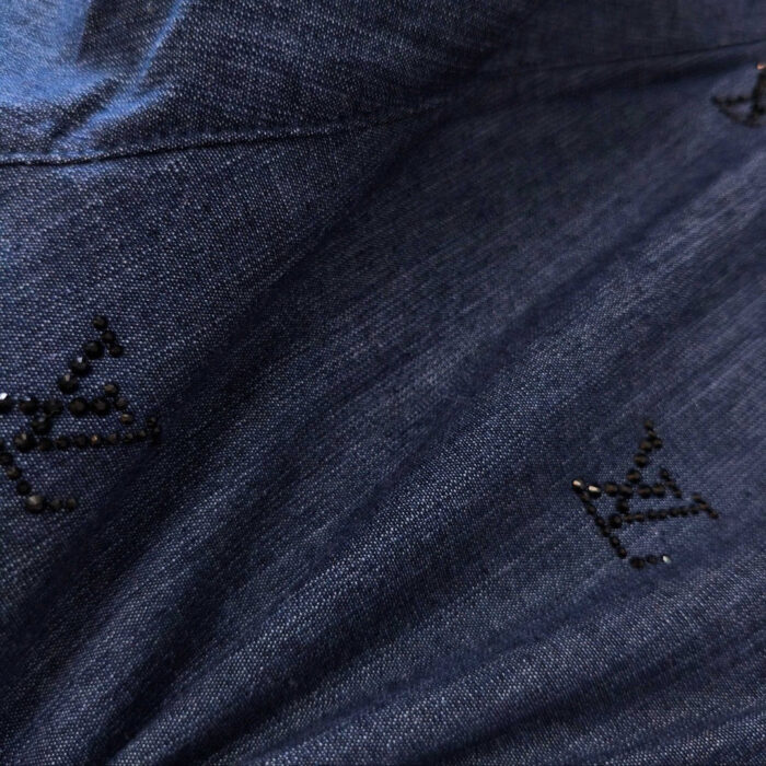 Tessuto navy con logo LV ricamato, elegante e di alta qualità, dettaglio di moda di lusso.