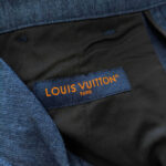 Etichetta interna Louis Vuitton, qualità e lusso in dettagli raffinati.