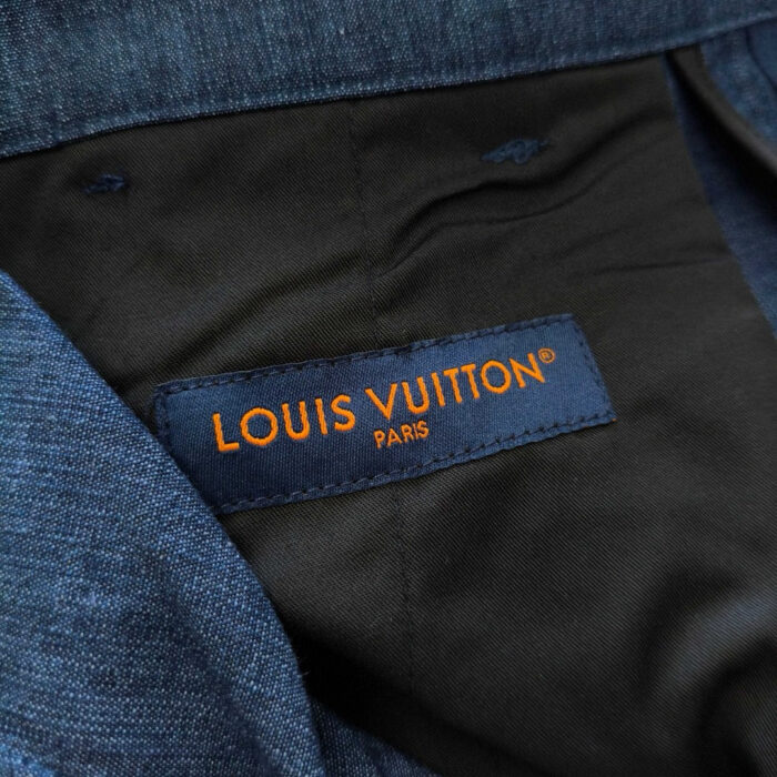 Etichetta interna Louis Vuitton, qualità e lusso in dettagli raffinati.