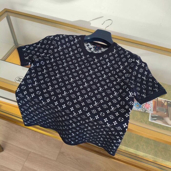 Maglietta navy con disegno geometrico moderno, stile elegante e versatile, perfetta per ogni occasione.