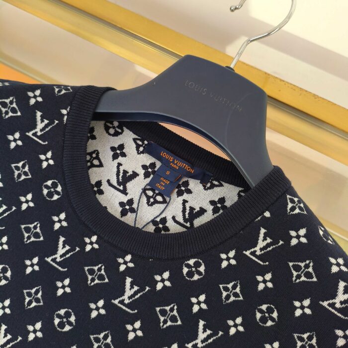 Maglione di alta moda navy con motivi floreali e logo, rifinito nei dettagli.