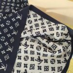 Tessuto di lusso con motivi nautici e floreali, elegante e versatile in stile raffinato.