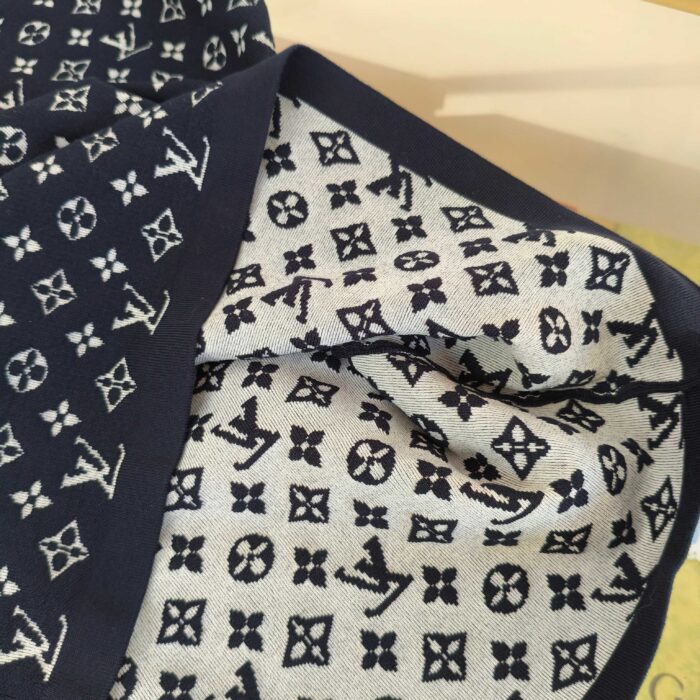 Tessuto di lusso con motivi nautici e floreali, elegante e versatile in stile raffinato.