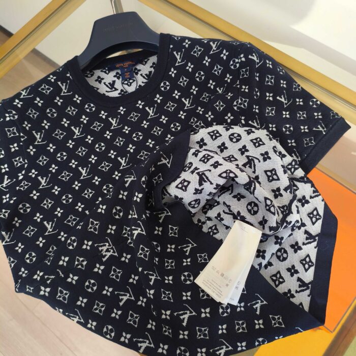 Maglia navy con logo elegante e accessorio coordinato in boutique di alta moda.