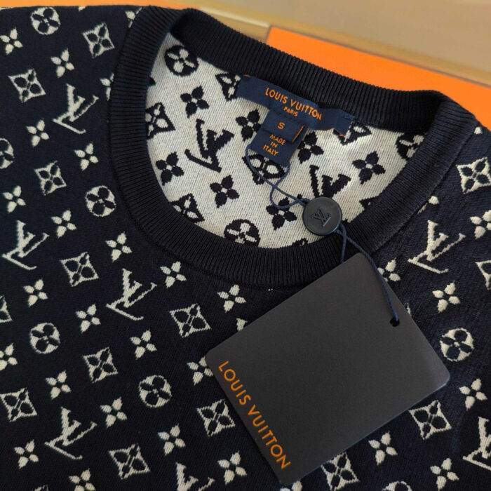 Maglione Louis Vuitton navy con motivi iconici e dettagli di alta moda.