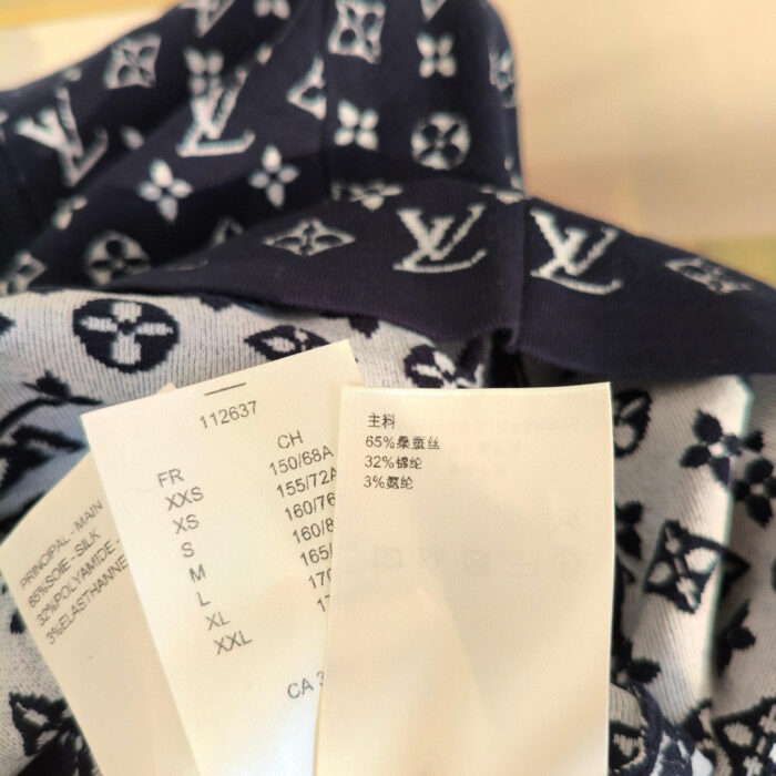 Tessuto di lusso con pattern logo, etichette internazionali, stile elegante e versatile.