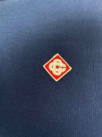 scegli emblem badge rosso e bianco su tessuto blu, logo organico e professionale