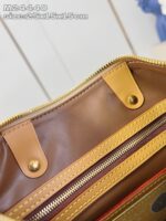 Interno di firma di una borsa elegante con zip, bottoni oro e dettagli raffinati.