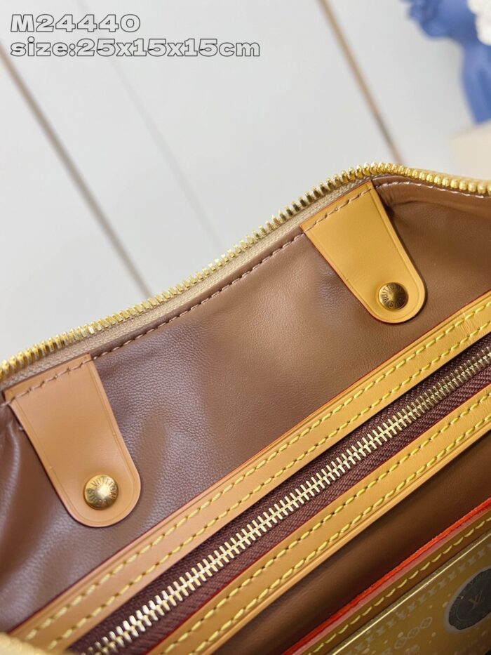 Interno di firma di una borsa elegante con zip, bottoni oro e dettagli raffinati.