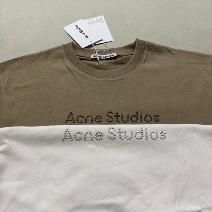 T-shirt Acne Studios two-tone bianca e marrone con logo riflettente elegante e moderno.