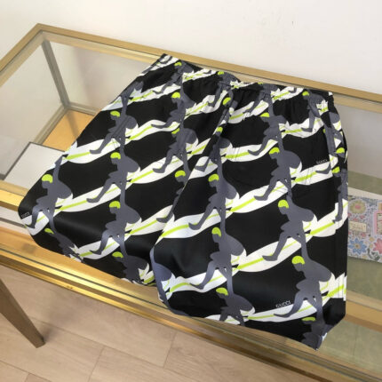 Shorts sportivi con design dinamico, pattern colorati e vestibilità comoda per l’attività estiva.