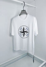 T-shirt bianco con grafica mappa e parole avventura, stile casual e moderno.