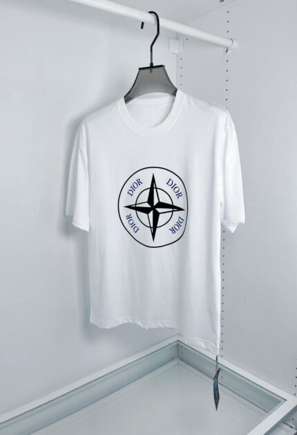 T-shirt bianco con grafica mappa e parole avventura, stile casual e moderno.