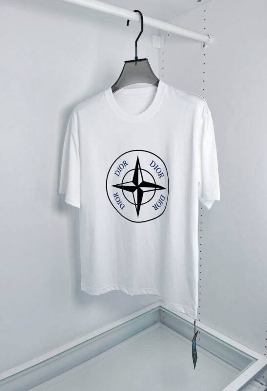 T-shirt bianco con grafica mappa e parole avventura, stile casual e moderno.