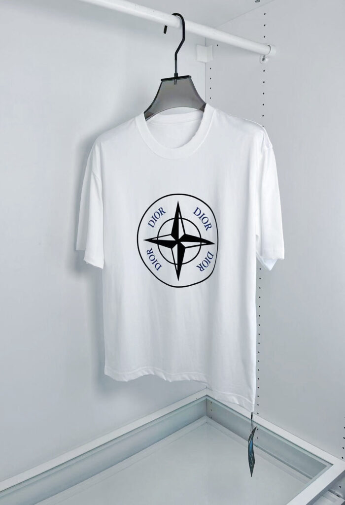 T-shirt bianco con grafica mappa e parole avventura, stile casual e moderno.