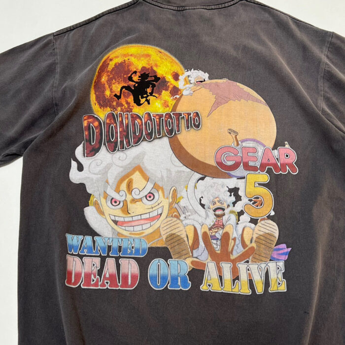 T-shirt nera con personaggio anime, supermoon arancione, scritte WANTED DEAD OR ALIVE.