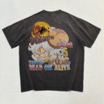 T-shirt anime con grafica vivace, personaggi cartoon, testo audace e stile streetwear vintage