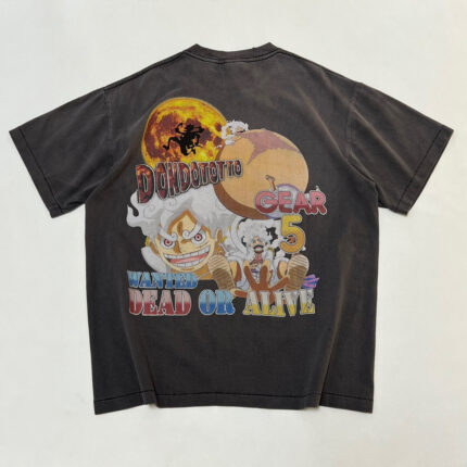 T-shirt anime con grafica vivace, personaggi cartoon, testo audace e stile streetwear vintage