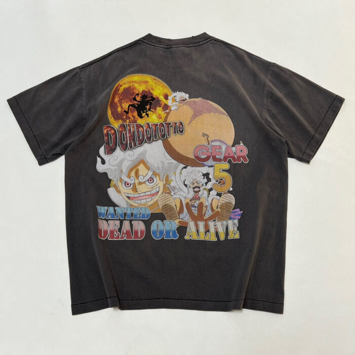 T-shirt anime con grafica vivace, personaggi cartoon, testo audace e stile streetwear vintage