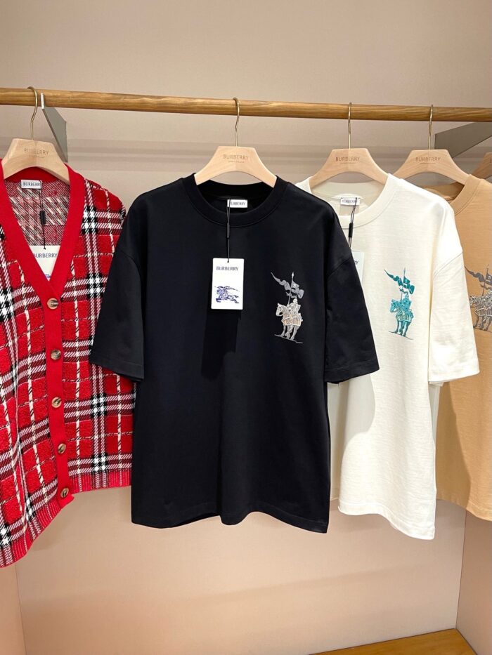 Abbigliamento casual con ricami di cavallo su t-shirt, cardigan a scacchi e capi versatili.