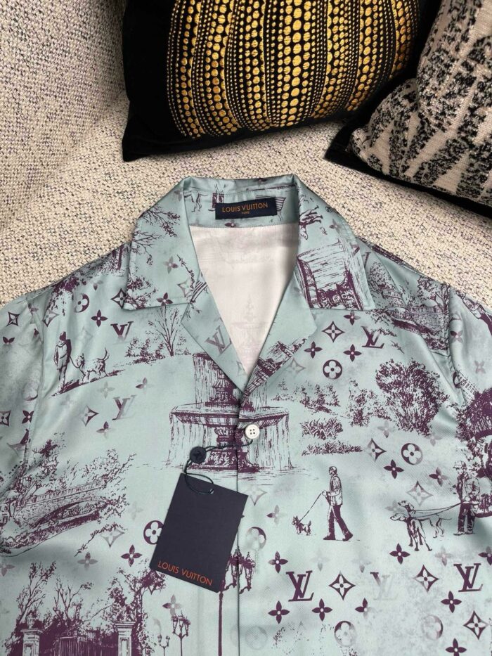 Camicia azzurra designer con motivi artistici, dettagli eleganti e atmosfera sofisticata.