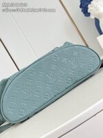 Borsa blu smeraldo elegante con motivo embossato di lusso, misura 36x12x32 cm.
