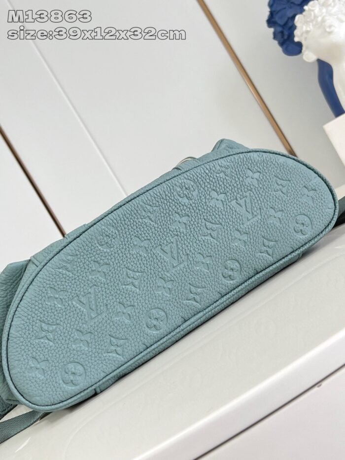 Borsa blu smeraldo elegante con motivo embossato di lusso, misura 36x12x32 cm.