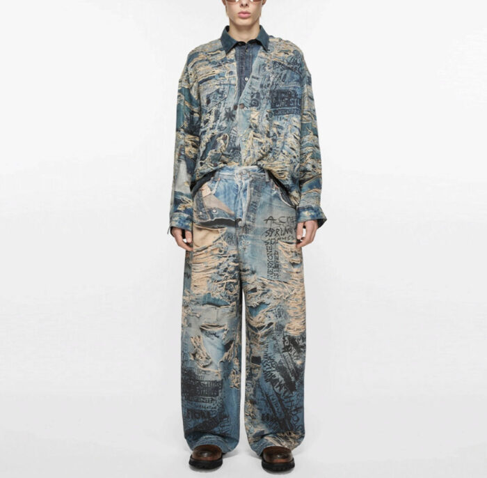 Modello con outfit artistico blu e terra, abbigliamento oversize e stile casual elegante.