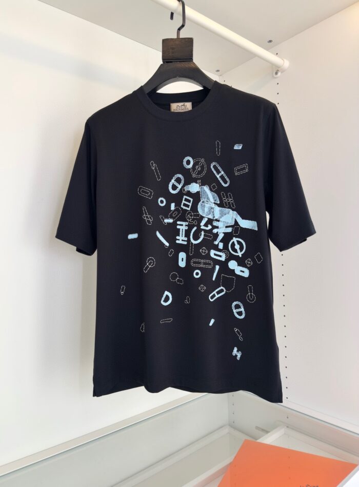 T-shirt nero con design astratto bianco, streetwear moderno, stile casual e creativo.