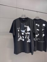 T-shirt nero oversize con grafica astratta e dettagli moderni, logo crd, stile casual e di tendenza.