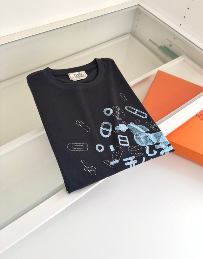 T-shirt nero con grafica astratta blu, design originale e stile moderno casual.