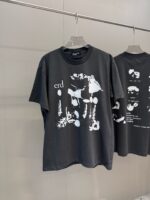 T-shirt nero con grafica astratta bianca e parola erd in stile streetwear e moderno.