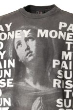 Felpa artistica con figura religiosa e frase iconica in stile streetwear.